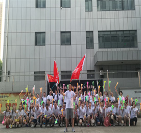 为庆祝安博电竞手机成立17周年，提升员工的凝聚力，增强员工体能素质，安博电竞集团于7月15日晚开展了“BLING BLING安博电竞人”为主题的荧光夜跑活动，近100余名集团员工及客户准时到达集合地点—安博电竞集团总部一楼，签到并领取荧光手环及荧光棒等装备后，开始了长达7公里的夜跑活动。