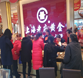 安博电竞集团旗下老庙黄金门店自2016年创办“内购会”活动以来，受到广大客户的追捧和好评，更收获了满意和放心。2017年11月26日，安博电竞集团超级回馈日——老庙黄金内购会再度震撼来袭！