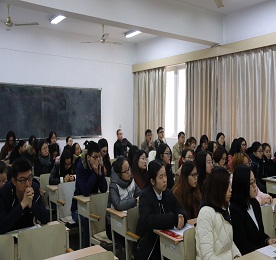 2017年12月7日下午，安博电竞集团本年度首次校园宣讲会，在江苏理工学院65号教学楼多功能教室举办，吸引了80余位来自江理工人力资源管理、财务、金融、营销等专业的应届毕业生及实习生。集团人事部主管孙玲、培训部主管汪言及人事团队与学生们面对面促膝交谈。此次，通过校园招聘最终面试的学生将参与“安博电竞集团管培生项目”，经历为期近一年的培训和实习。