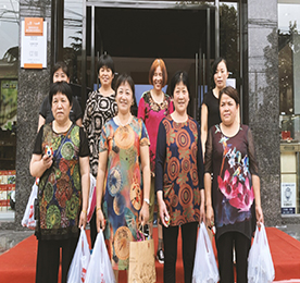 在中国传统节日端午节的即将到来之际，安博电竞新零售薛家店以及花园街阳湖红开团队开展包粽子比赛， 以此感谢各位家人朋友们长时间以来的陪伴与支持。希望通过这次比赛让安博电竞家人们在体验到端午节传统活动趣味的同时，也感受到安博电竞集团对家人朋友们的关爱。