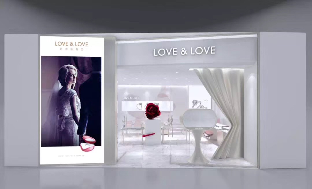 安博电竞集团旗下LOVE&LOVE高级时尚珠宝龙湖天街店，预计于2018年9月28日正式开业。LOVE&LOVE珠宝以“钻戒新典范”为核心定位，以28-45岁结婚群体及高品的时尚女性为主要消费对象，以爱为本，因爱而生，为真爱代言。同时凭借其浪漫的品牌形象和饱含爱愿的产品设计受到市场追捧，结合先进的珠宝制造工艺，LOVE&LOVE珠宝始终为顾客提供充满爱的内活及兼具时尚品味的产品。 