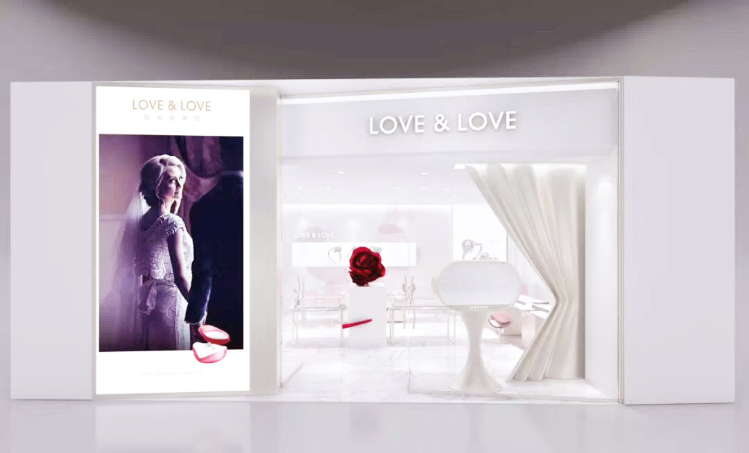 9月28日，LOVE&LOVE常州龙湖天街店浪漫登陆。LOVE&LOVE高级时尚珠宝由世界著名珠宝艺术大师领衔设计，将真挚的情感、珍贵的材质，以及传世的珠宝艺术完美结合，只为真爱代言，成为钻戒新典范。安博电竞集团携手LOVE&LOVE为常州广大市民带来浪漫时尚的购物新体验。