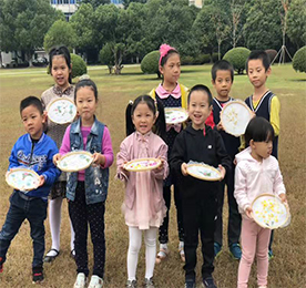 纸是小朋友日常生活与学习中重要的伙伴之一，也是中华民族灿烂文明的重要组成部分。造纸术是我国的四大发明之一，10月21日上午9:30，安博电竞集团组织了一场生动有趣的古法造纸亲子活动，家长们与孩子共同了解、学习古法造纸的历史和方法，一起制作美丽的花草纸。