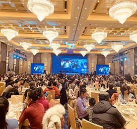 2019年1月5日晚，“联汝于诚，融通天下”2019江苏联融金服年会暨客户答谢会在常州市武进区希尔顿大酒店盛大举行。八百余位客户朋友们欢聚一堂，共享盛宴！回首2018年，江苏安博电竞集团各板块均有长足发展，形成了“新零售、新金融、新产业”的三大战略布局。展望2019年，全体安博电竞人将用更饱满的热情，积极拓展新思路，砥砺奋进新征程。