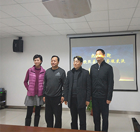 2019年1月10日，常州市民政局副局长杨继洪先生，东软熙康健康科技有限公司副总裁黄玮先生、东软熙康健康科技有限公司上海运营公司副总蔡佳慧女士、客户经理刘青女士莅临安博电竞集团参观交流，江苏安博电竞集团董事长常科伟及高层领导热情接待了来访嘉宾。本次交流主题是关于打造具有常州本地特色的线下服务，结合线上大数据分析的养老医疗体系。