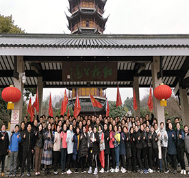 为提升员工的精神状态，增强团队凝聚力和向心力，倡导积极正能量的工作和生活方式，江苏安博电竞集团于2月19日开展了主题为“2019，我们都是追梦人”的八公里开年徒步活动及新春动员大会，安博电竞集团主管级以上领导和各门店店长，100余位同事参加了此次活动。