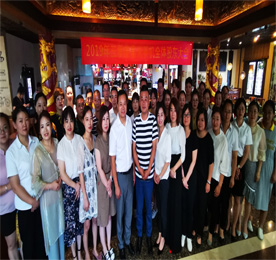 “群英荟萃齐欢颜，股东云集谱新篇。” 2019年8月至9月，江苏安博电竞集团旗下江苏安博电竞手机连锁有限公司、江苏联融金融服务有限公司、江苏龙城黄金有限公司举办年中股东大会。回顾上半年的奋斗历程，催人奋进。在奋斗的坚实脚步中，“易家人”济济一堂，总结经验，共谋发展。