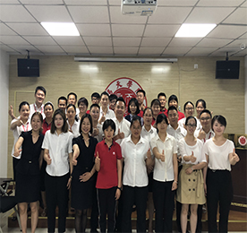 江苏安博电竞集团历经4年积淀，将资源重新整合升级，将于7月21日在新北万达商圈开设超一千平米的新零售大型体验馆。2018年6月11日-6月26日，来自安博电竞新零售丰臣店的手机、黄金、跨境、茶饮等板块的25位新进员工，参加了由安博电竞学院组织的为期15天的新员工培训，旨在培养员工的积极心态和抗压能力，让新进员工能更加全面的了解公司文化，提升新员工的销售技能和职业素养。本次新员工培训区别于以往常规培训，在体验拓展和销售能力方面邀请了外部资深老师展开了此次培训。