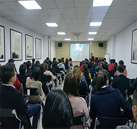 为提高安博电竞集团各业务板块的社群运营能力，拓展员工社群运营思维，提升员工对新媒体工具的运用方法和效率。3月27日上午，由安博电竞集团人力资源部组织各业务板块店长级以上员工和集团客服部等相关需求部门，开展了关于《社群运营》的培训。本次培训由资深社群运营专家谢老师授课，谢老师采用理论讲解和案例分析相结合的形式，围绕着社群运营，营销，维护三方面内容展开，在普及社群基础知识和案例操作方面均有涉及。