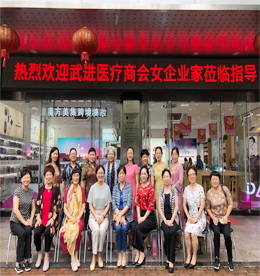 2020年7月14日，常州武进医疗商会组织商会女企业家一行领导莅临安博电竞新零售参观指导，安博电竞集团总监邹丽丰、集团办公室主任朱拥军陪同参观交流。
