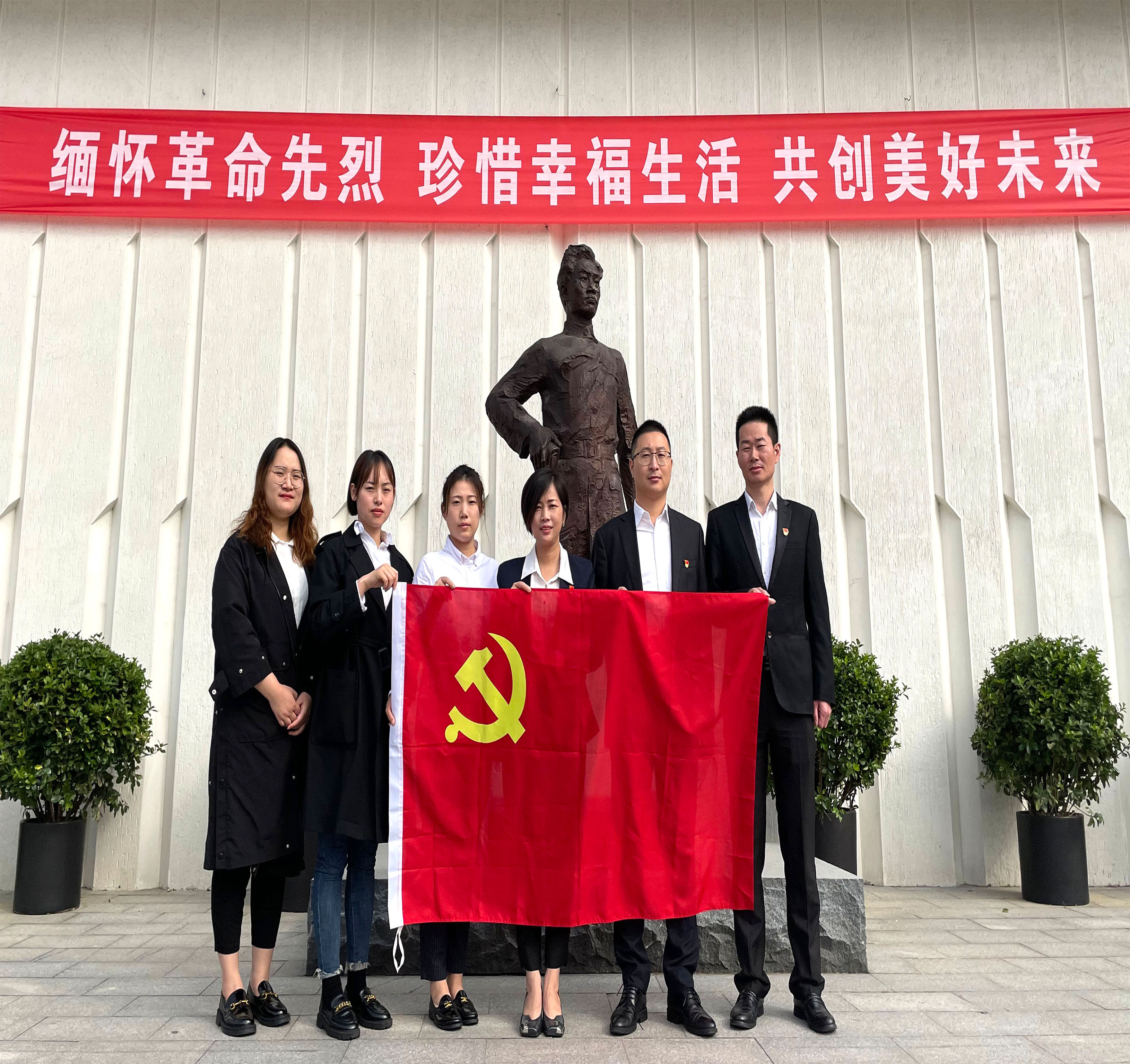 10月29日，为扎实推进“不忘初心、牢记使命”主题教育，江苏安博电竞集团党支部组织开展了参观张太雷纪念馆，以传承张太雷革命精神为思想目标的主题党日活动。曹丽红、周文金、柯尊华、吴慧娟等集团党支部成员作为代表参加本次活动。