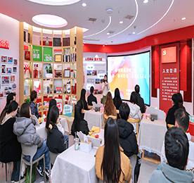 3月5日，湖塘镇在武进人民商场举行“学雷锋·文明实践我行动”青湖暖“新”行动暨“春日打造”志愿服务活动。
