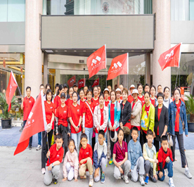 5月12日上午，武进人民商场组织了30余人的暴走队，参加了“一袋牛奶的暴走”公益活动。早上8点，暴走队伍在“青果荟（文化宫店）”集合完毕，挑战长达10公里的爱心征程。