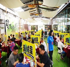 5月25日，“武进人民商场杯”2024机关工会职工掼蛋大赛在武进人民商场三楼青年露台正式启幕，此次活动由武进区文体广电和旅游局、常州市武进区融媒体中心主办，常州市武进区扑克运动协会协办，在常州市武进区体育总会的指导、武进人民商场的支持下，隆重举行。