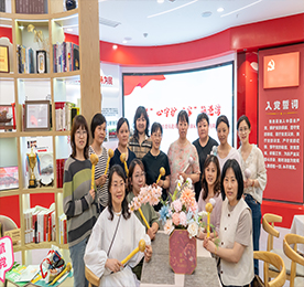5月21日，“‘慧’心守护 ‘家’筑港湾”区政协妇联界别组委员进基层暨湖塘镇家庭教育宣传周活动在武进人民商场清风悦柳妇女微家召开。