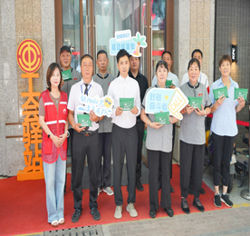 7月22日，大暑节气到来，天气进入了一年中最炎热的时期。当天上午，武进人民商场商圈联合工会在商场户外劳动者驿站组织开展“致敬奋斗者 陪你过夏天”夏日送清凉活动，为一线劳动者们送去“丝丝清凉”。