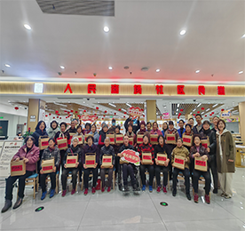 1月23日，在新春佳节来临之际，湖塘镇卫健岗、花园社区与武进人民商场于商场三楼社区食堂联合举办“情暖湖里迎新春 饺香四溢传温情”包饺子活动